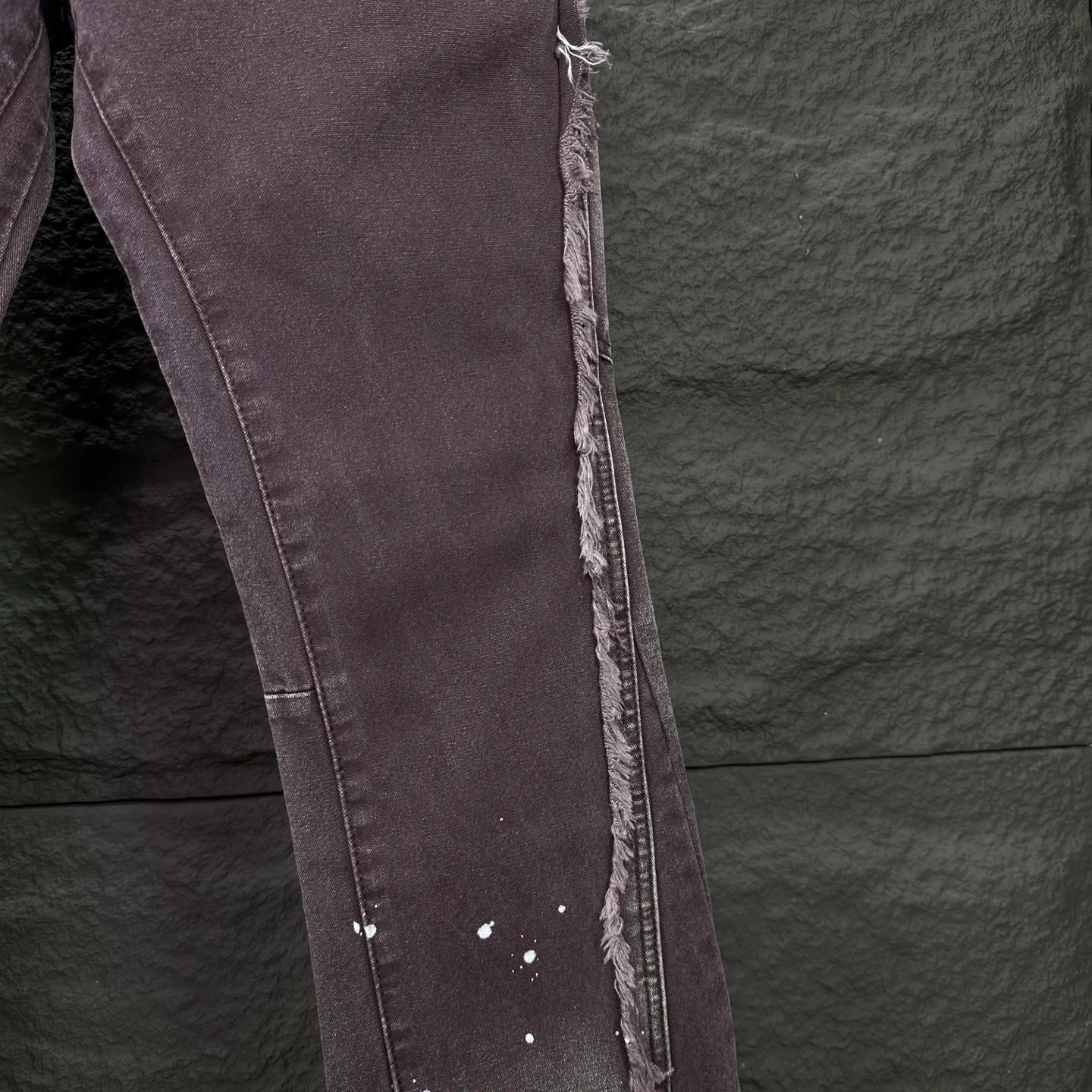 P250 GALLERY DEPT. & Croixin co-branded 2025 new splash-ink hand-painted splicing multi-pocket couple style loose washed micro-flared jeans 🔥High version🔥High version🔥 Top ceiling quality Styles with different washed textures are very friendly to people with thin legs and thick legs. The micro-flared version is very flattering. Moderate length that never goes out of style, easy to match with casually, basic styling for various styles, a must-have in the wardrobe! The fabric is stiff but also makes the upper body soft without losing texture. The washing process is even more perfect. It is a must-have item for everyone! ! ! Washed wheat, hang tag, pants label, three complete labels, color: brown, size: 28, 30, 32, 34, 36 (five sizes)